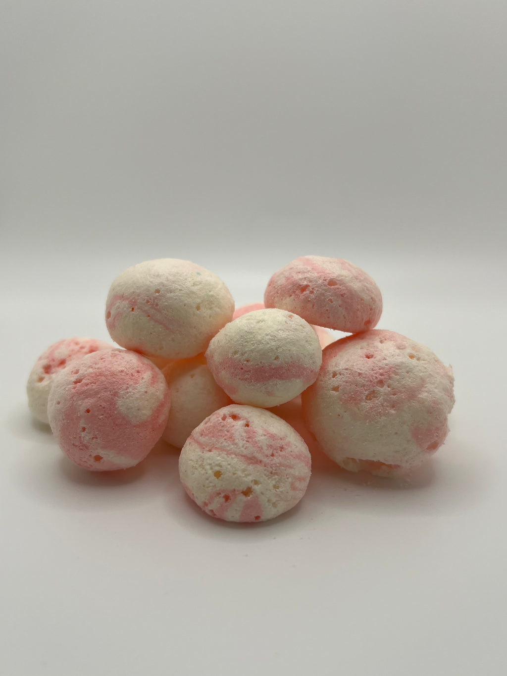 Sweet Crunch Labs Freeze-Dried Crunch Puffs – Strawberry Cheesecake Taffy Candy Balls