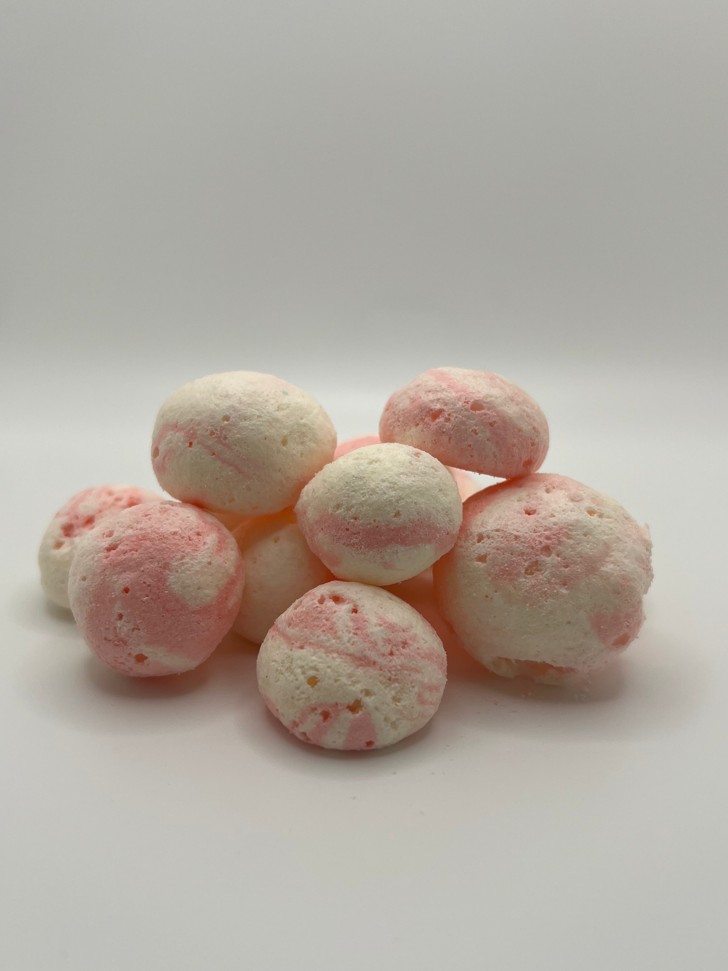 Sweet Crunch Labs Freeze-Dried Crunch Puffs – Strawberry Cheesecake Taffy Candy Balls